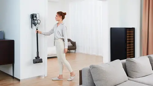 akumulátorový vysávač na stenu